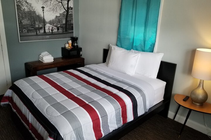 1 Queen Bed (1 of 8)