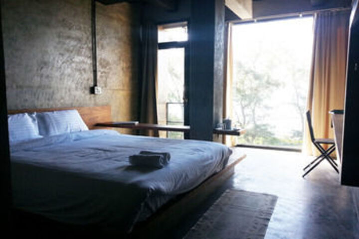 Room 17 of 38