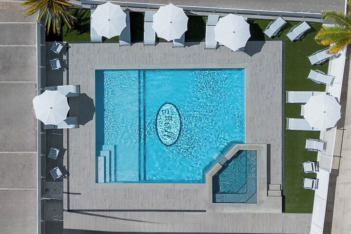 Hotel Pool
