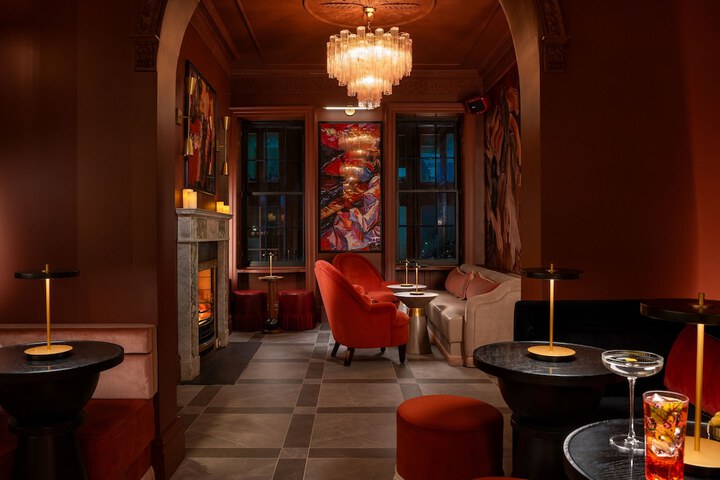 Lounge 35 of 43