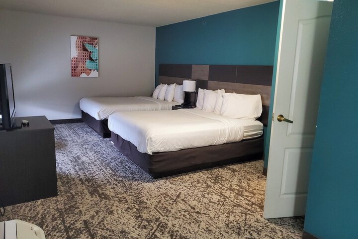 2 Queen Beds Microwave and Refrigerator Work Desk WiFi Full Breakfast (23 of 25)
