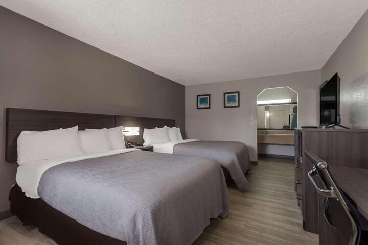 2 Double Beds (6 of 8)