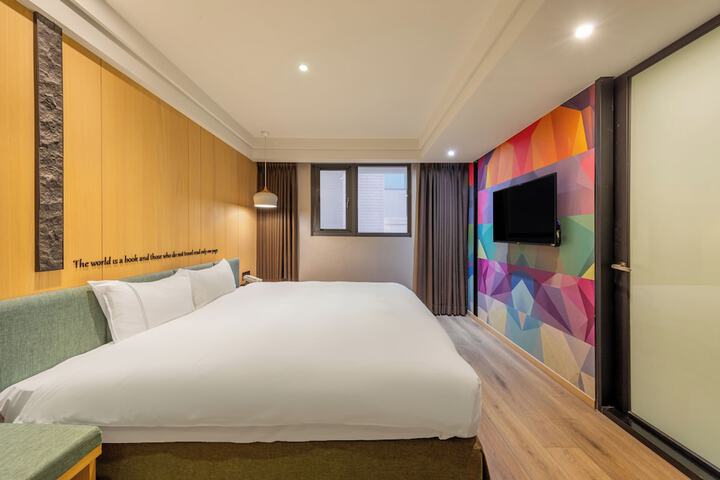 Room 17 of 103