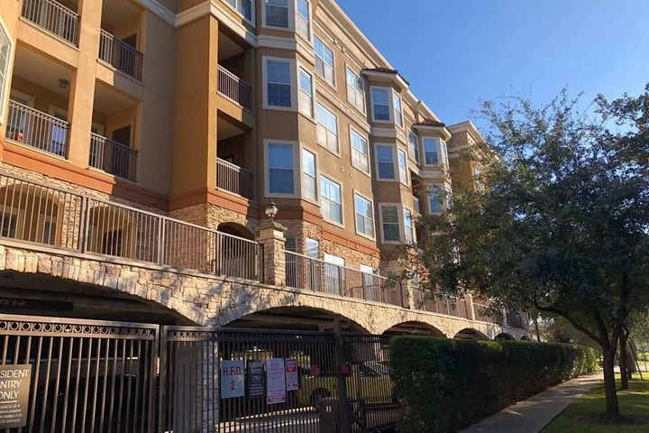 FRONTDESK Residences at Gramercy Apts Houston