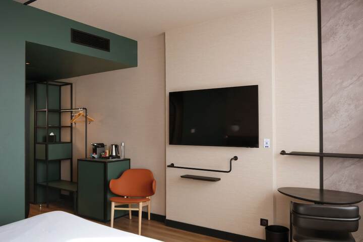 Room 26 of 90