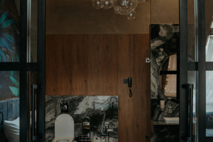 Room 4 of 8