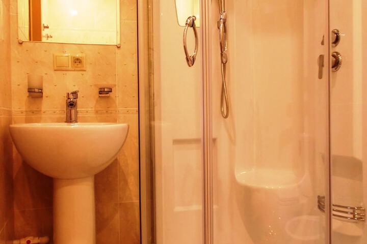 Room 15 of 28