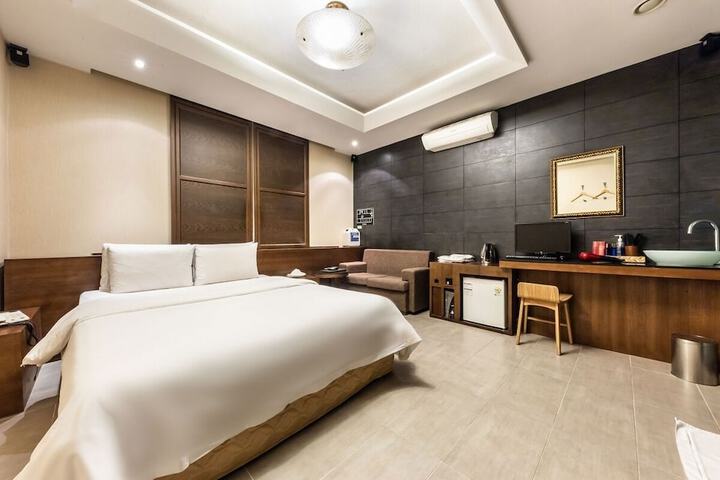Room 3 of 11