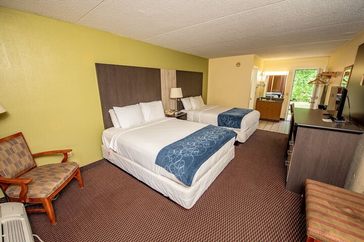 Standard 2 Queen Beds River View (6 of 9)