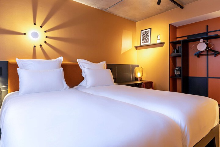 Room 4 of 63