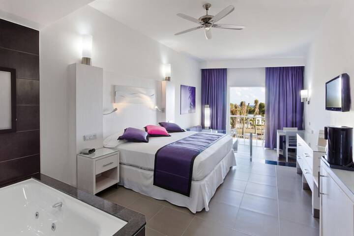 Room 3 of 93