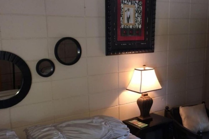 Room 9 of 28