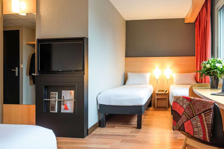 Room 6 of 33