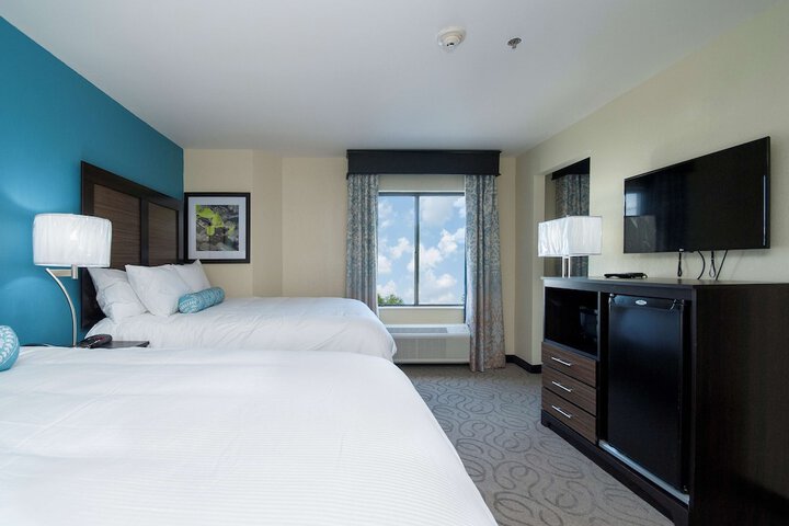 1 Queen Accessible Bathtub Pet Friendly Room, Microwave, Refrigerator WiFi Full Breakfast (1 of 10)