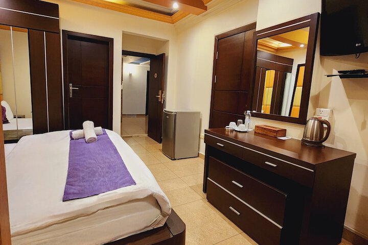 Room 10 of 28