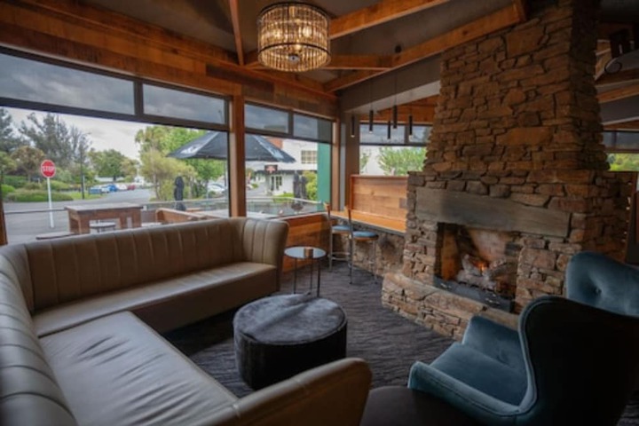 Lounge 56 of 59