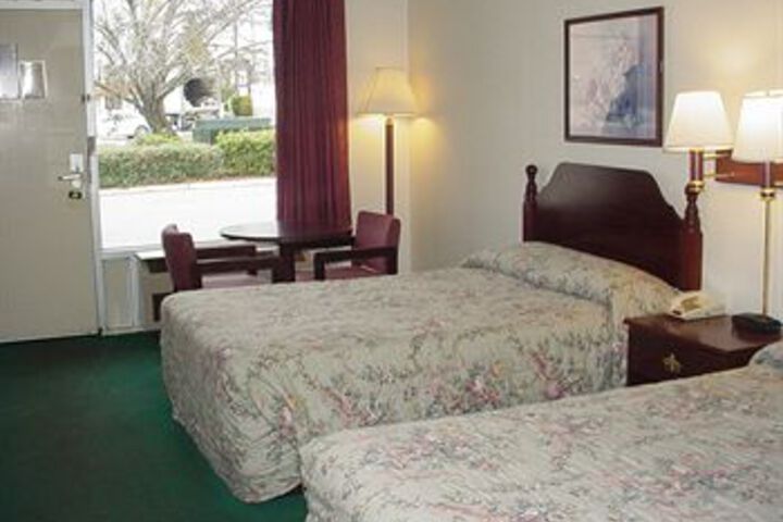 Room 6 of 10
