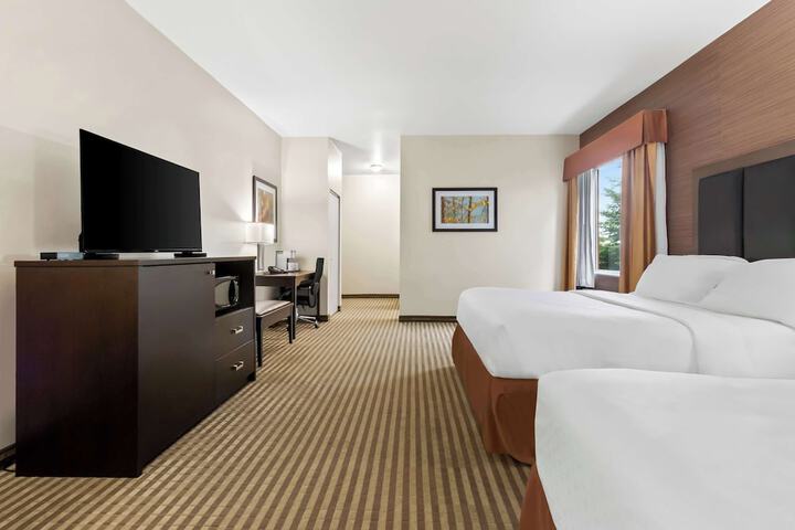 2 Queen Beds Chair Work Desk WiFi, Microwave and Refrigerator Full Breakfast (12 of 14)