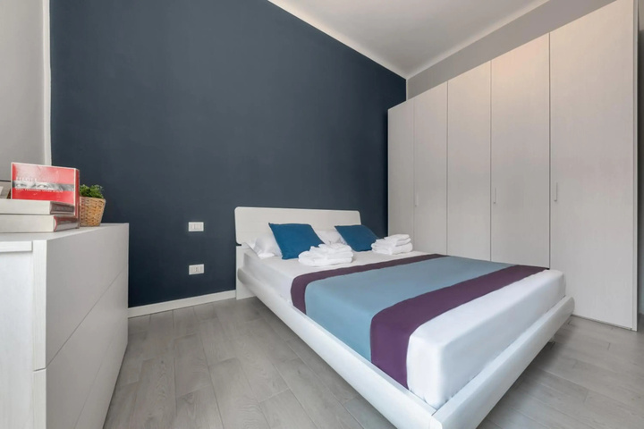 Room 4 of 8