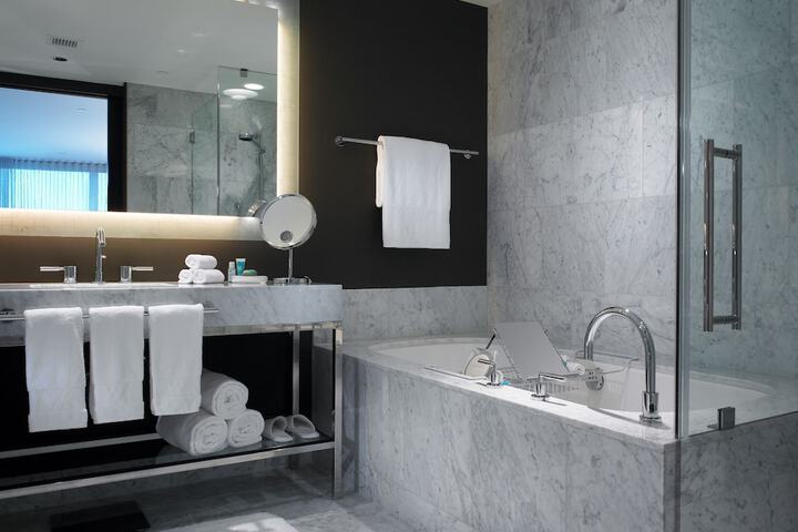 Deep soaking bathtub