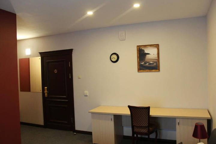 Room 4 of 18
