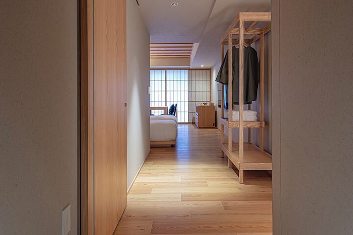 Room 28 of 282