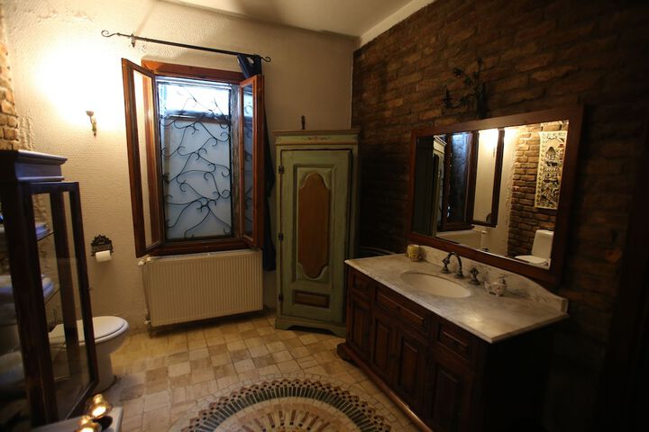Room 25 of 43