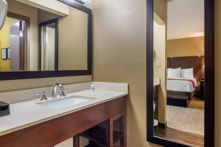 2 Queen Beds (2 of 10)
