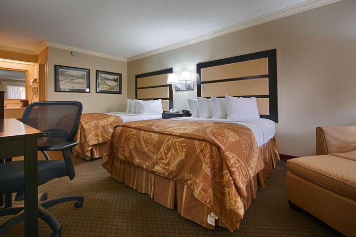 2 Queen Beds Pet Friendly Bathtub Accessible (7 of 12)
