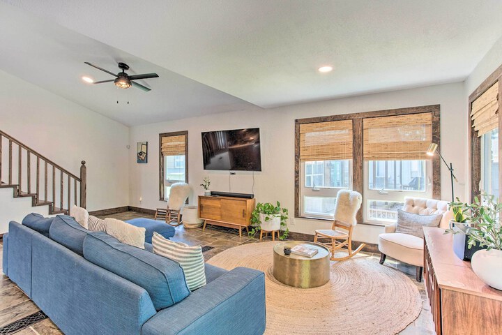 Tool Waterfront Home w / Hot Tub & Fire Pit!