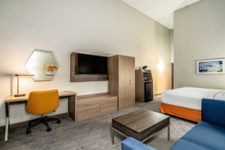 Room 5 of 18