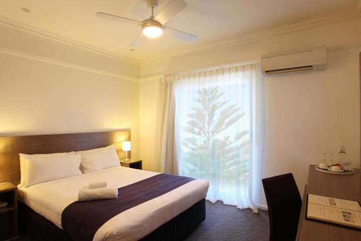 Room 6 of 77