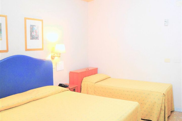 Room 18 of 201