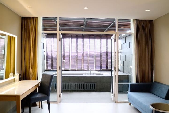 Room 9 of 47