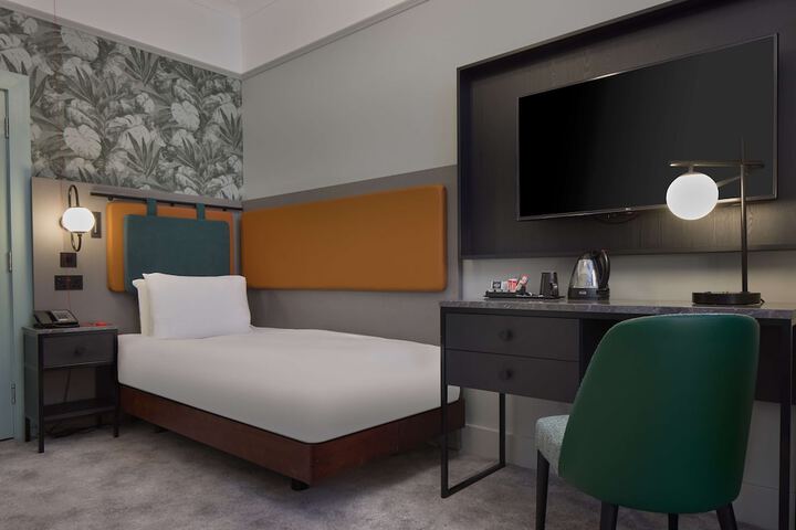 Room 6 of 182