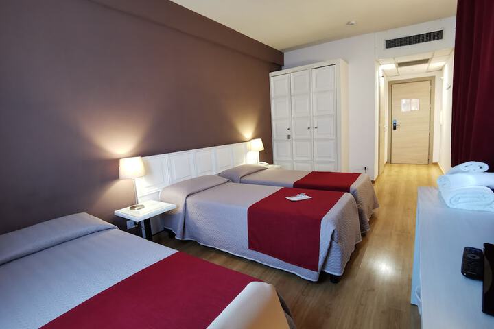 Room 25 of 76