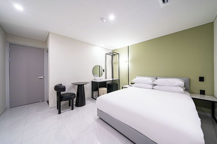 Room 8 of 27