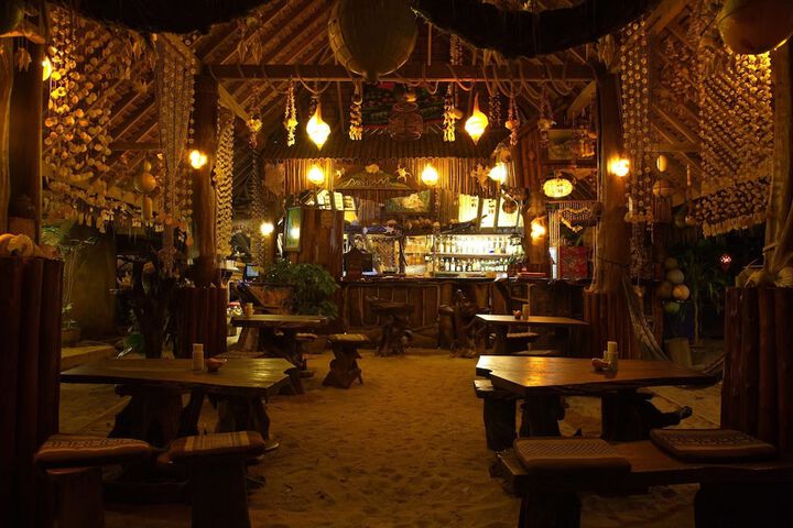 Lounge 16 of 31