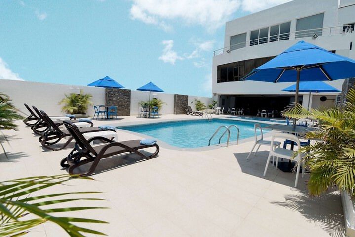 Hotel Pool