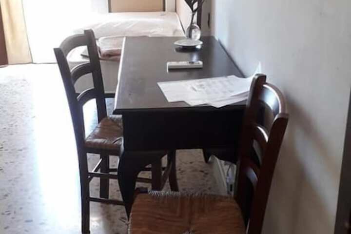 Room 6 of 12