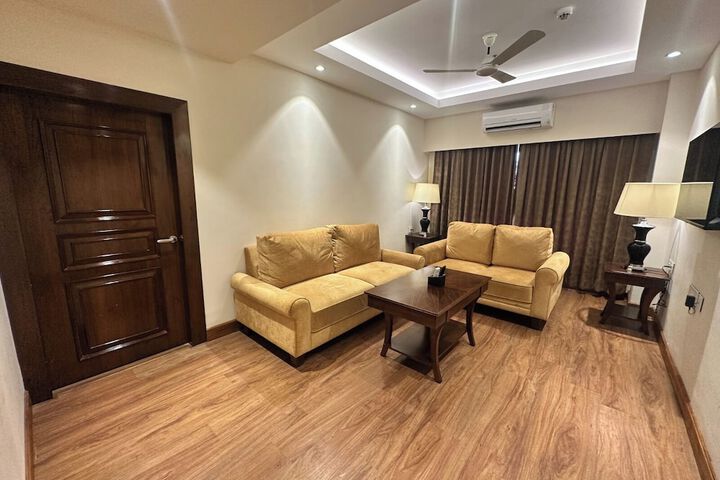 Room 6 of 8