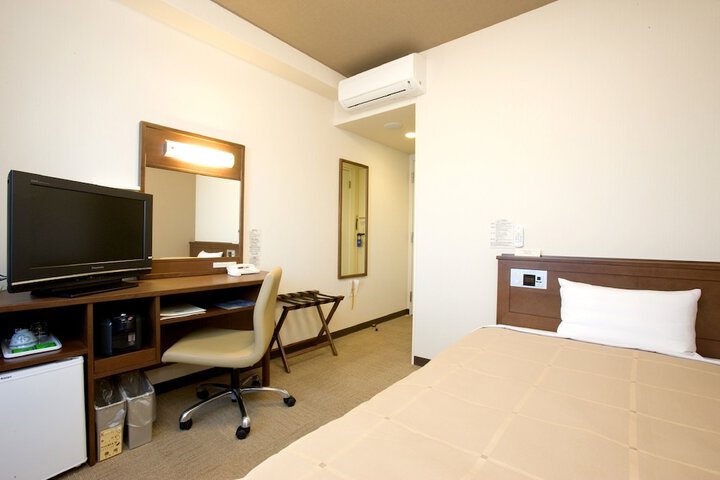 Room 4 of 18