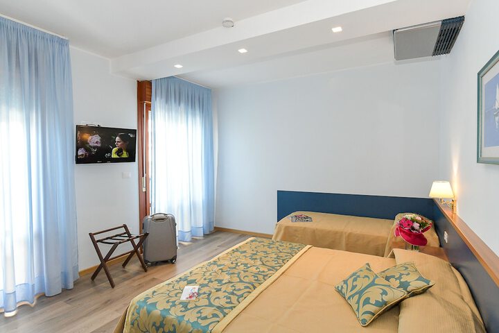 Room 17 of 38