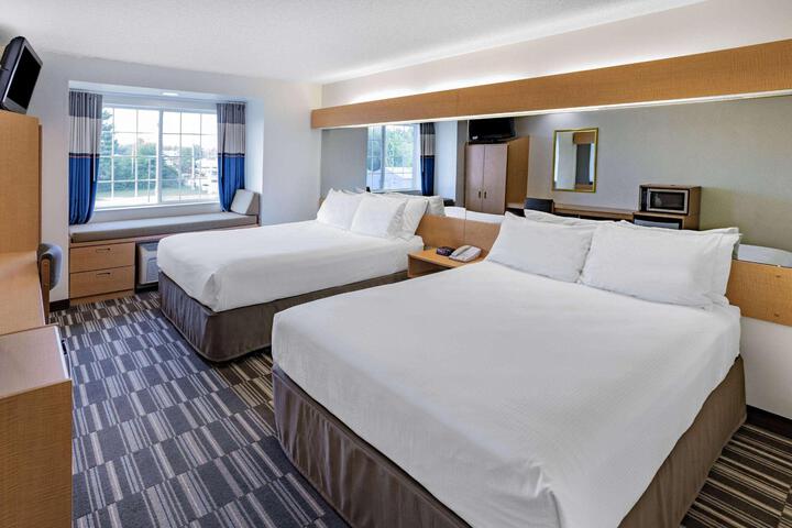 2 Queen Bed Mobility Hearing Accessible Room Roll in Shower (22 of 44)