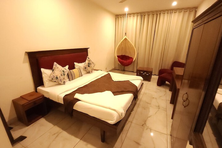 Room 15 of 28