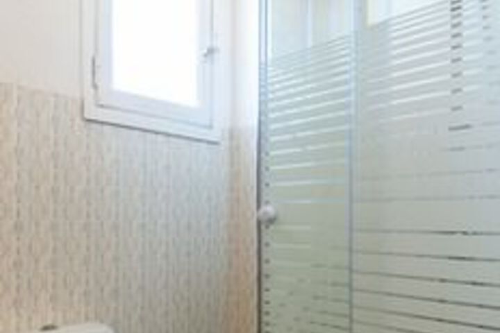 Room 4 of 28