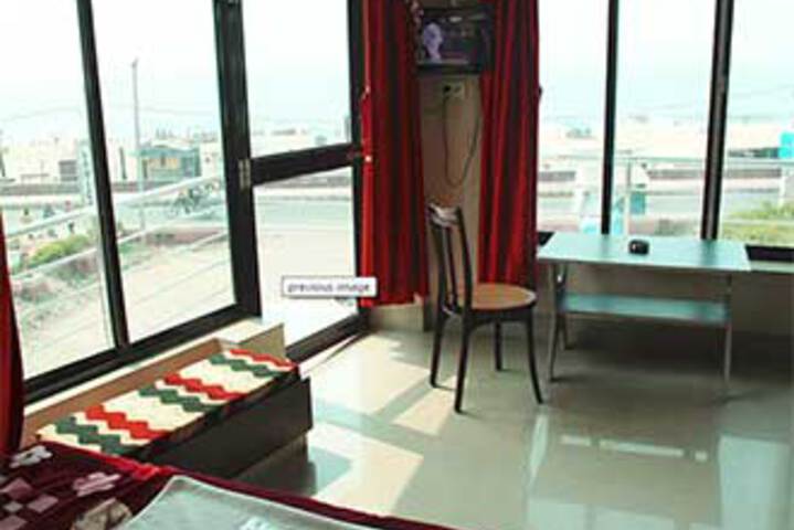 Larica Holiday Inn