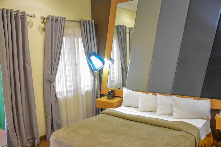 Room 4 of 32