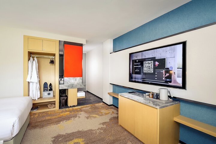 Room 6 of 10