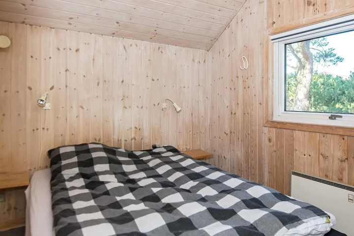 Room 4 of 16